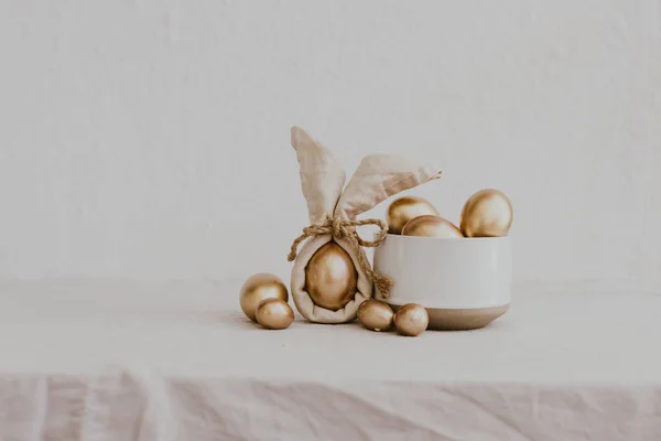 Натюрморт Счастливой Пасхи Золотые Яйца Льняная Салфетка Украшениями — стоковое фото