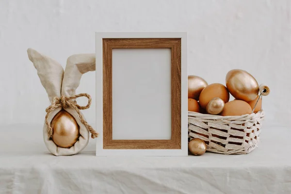 Feliz Páscoa Rústica Ovos Engraçados Com Guardanapo Linho Fundo Rural — Fotografia de Stock