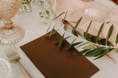 Zeytin: davetiyeli üzerinde keten masa örtüsü düğün 