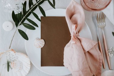 Düz. Lay düğün tablo ile boş oyun kağıdı ayarlayın. Rustik süslemeleri. Yer tablo ayarları 