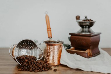 Cezve kahve çekirdekleri ile cooper. Rustik sahne 