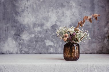 Bir yaprak bir keten masa örtüsü üzerinde vazoda minimalist arka plan 