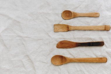 mutfak eşyaları keten masa örtüsü üzerinde. Üstten Görünüm, düz yatıyordu 