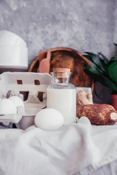 Frische Eier Und Milch Der Rustikalen Küche Natürliche Ökoprodukte — Stockfoto