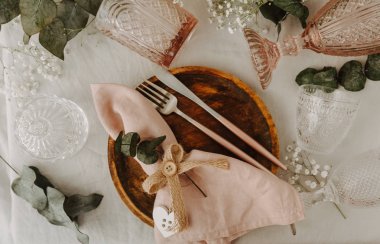 Düz yatıyordu rustik düğün tablo kümesi. Boho süslemeleri, düğün yemeği