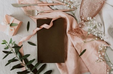 Düz yatıyordu düğün davetiyesi. Rustik tarzı, boho kavramı, trendy düğün dekorasyonu