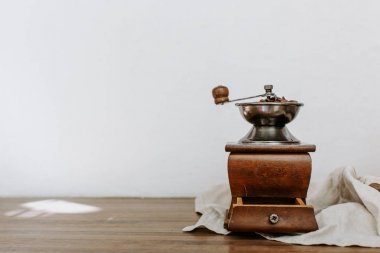 Vintage rustik kahve değirmen kahve çekirdekleri ile