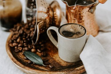 Türk kahve ve kahve beens keten masada