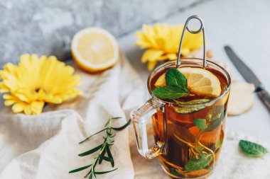 Limonlu sıcak çay. 