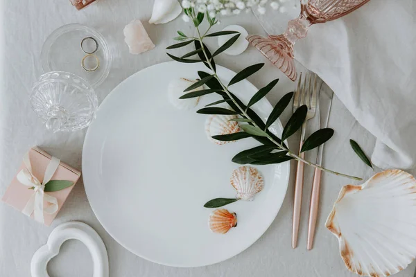 平躺婚礼桌 用亚麻桌布装饰的空盘子 — 图库照片