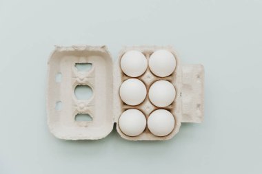 Taze yumurta pastel arka plan üzerinde. Tasarım, Görsel Sanatlar, minimalizm