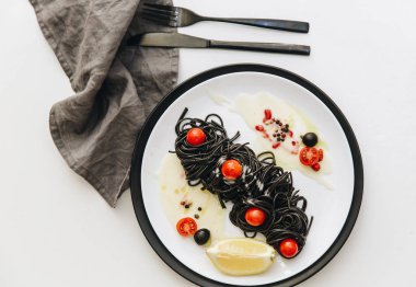 Siyah deniz ürünleri makarna, spagetti. Akdeniz incelik gıda. 