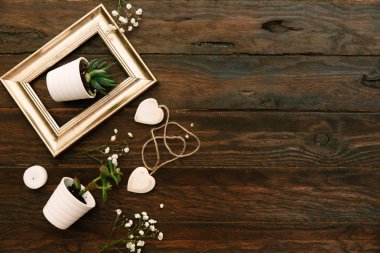 Altın Çerçeve ahşap arka plan üzerinde rustik düğün süslemeleri ile. Boho kopya alanı, sahte 