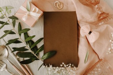 Düğün daveti alay. Rustik kırsal süslemeleri. Düz yatıyordu, en iyi görünümü 