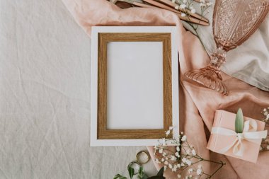 Alay kadar düğün. Keten masa üzerinde rustik düğün süslemeleri ile boş çerçeve