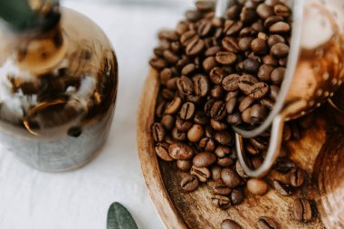 Kavrulmuş kahve beens rustik üzerinde