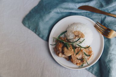 pirinç, tipik İspanyol tapas keten peçete üzerinde ızgara sığır eti biftek. Üstten Görünüm 