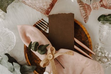 Düğün masa dekor pembe keten peçete ile. Rustik tarzı. Üstten Görünüm, eski püskü şık dekorasyon 