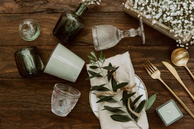 Düz yatıyordu altın vintage gümüş, kumaş peçete, zeytin brunch Trendy rustik tablo ayarlama. Kopya alanı 