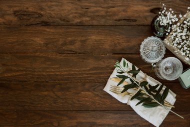Düz yatıyordu düğün masa dekorasyonu ahşap arka plan üzerinde rustik tarzda. Kopya alanı 
