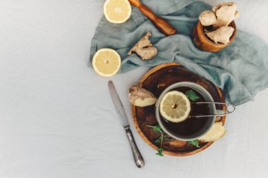 Üstten Görünüm çay limon ve zencefil rustik masada