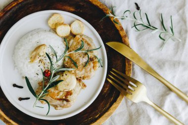 ahşap keten masa örtüsü artış ile sığır eti biftek et ızgara. Üstten Görünüm, düz yatıyordu 