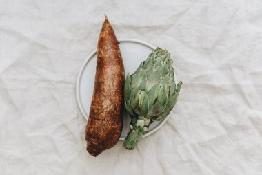 Organik enginar ve avize ağacı kök içinde keten rustik geçmiş