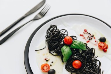 Siyah deniz ürünleri makarna, spagetti. Akdeniz lezzetli yemekleri. 