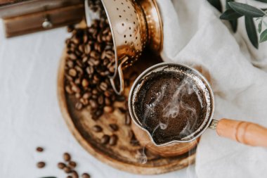 Sıcak siyah Türk kahve. Üstten Görünüm 