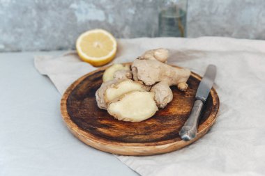 Taze zencefil ve limon ahşap üzerinde 