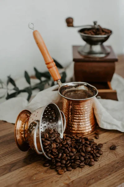 トルコ コーヒー ポット コーヒーミル リネン ナプキン オリーブ ブランチ 素朴なトレンディな背景 — ストック写真