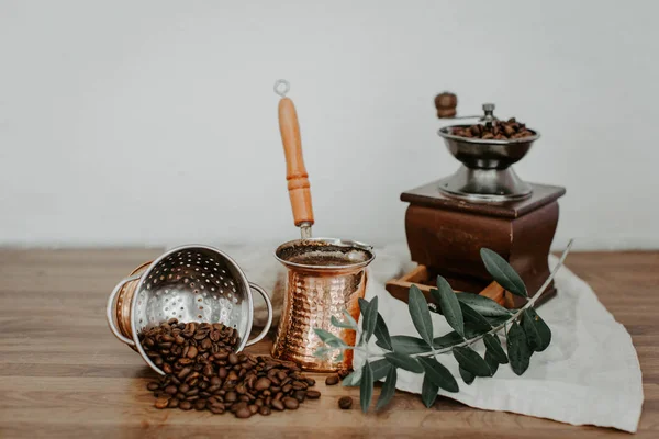 伝統的なエンボス加工の金属の鍋 コーヒー豆まきにトルコ コーヒーを注ぐ 素朴な背景 — ストック写真