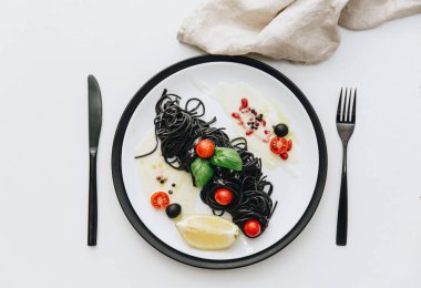 Siyah deniz ürünleri makarna, spagetti. Akdeniz lezzetli yemekleri. . Düz yatıyordu. Üstten Görünüm