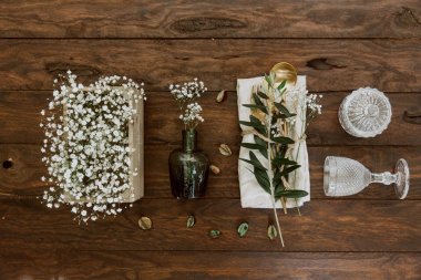 Altın vintage gümüş, kumaş peçete, zeytin brunch ve düğün süslemeleri. Modaya uygun rustik masa aranjmanı 