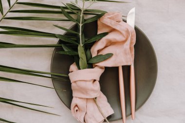 Rustik süslemeleri ile plaka. Düğün masa keten peçete ve zeytin dalı ile ayarla. Üstten Görünüm 