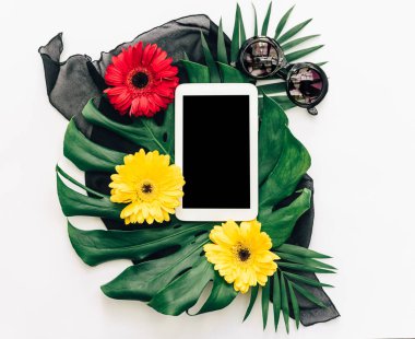 Tropikal yaprak monstera üzerinde düz yatıyordu dijital tablet. Üstten Görünüm 