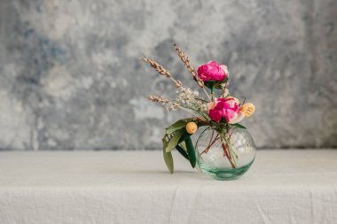 Kuru çiçek şişe, minimalizm hala hayatta. Alan arka plan kopyalama