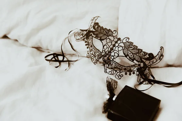Zwarte Venetiaanse Masker Bed — Stockfoto