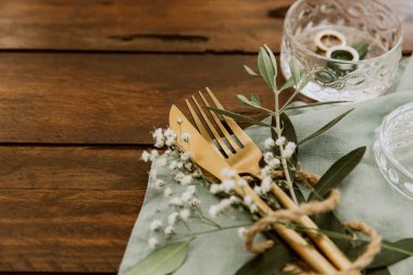 Süslemeleri ile düğün altın çatal bıçak takımı