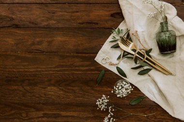 Süslemeleri ile düğün altın çatal bıçak takımı