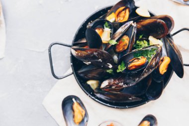 Haşlanmış midye masada. Üstten Görünüm.