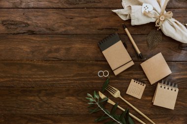 Süslemeleri ile düğün altın çatal bıçak takımı