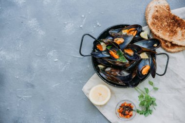 Haşlanmış midye masada. Üstten Görünüm.