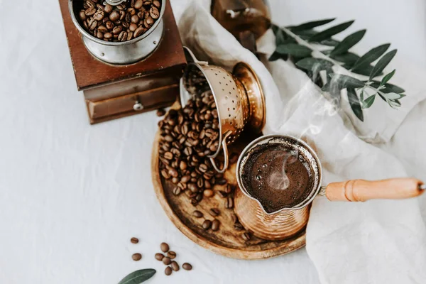 トルコのクーパーとリネンのテーブルの上のコーヒー豆まきでホット コーヒー — ストック写真