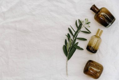 Vazolar ve okaliptüs brançlardan keten peçete üzerinde ile kırsal arka plan. Rustik sahne