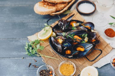 Haşlanmış midye masada. Üstten Görünüm.