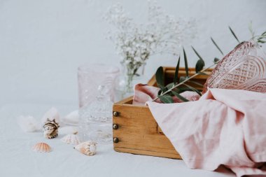 Düğün masa dekor pembe keten peçete ile. Rustik tarzı. Üstten Görünüm, eski püskü şık dekorasyon