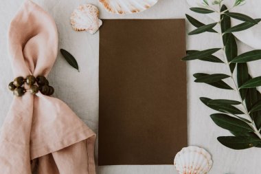 Rustik düğün davetiye keten peçete ve zeytin dalı. Havai görünümü. Düz yatıyordu, en iyi görünümü 