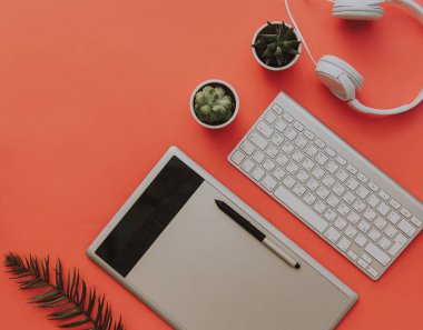 Lay ofis Resepsiyon çalışma alanı grafik tablet ile düz, klavye. Yaratıcı tasarımcı kavramı.