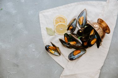 Haşlanmış midye masada. Üstten Görünüm.
